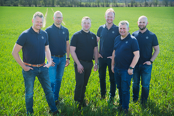 Søren Lykkegaard, Jens-Richardt Thyssen, Christian Christensen, Klaus Jakobsen, Klaus Nielsen og Stig Andersen står i en mark